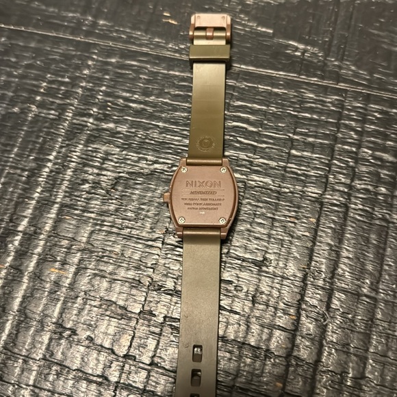 Really cute brown rubber band Nixon watch women’s - Picture 4 of 9